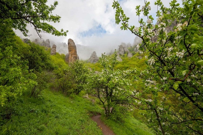 Долина Приведений. Столб "Великан" (25 метров высотой)