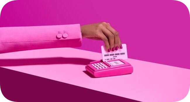 Как различить дебетовую и кредитную карту? Обычно, банки «помечают» кредитную карту припиской credit, а дебетовую карту — debit. Это не правило, и оно не обязательно к исполнению для банковских организаций, однако, они тем не менее это делают.