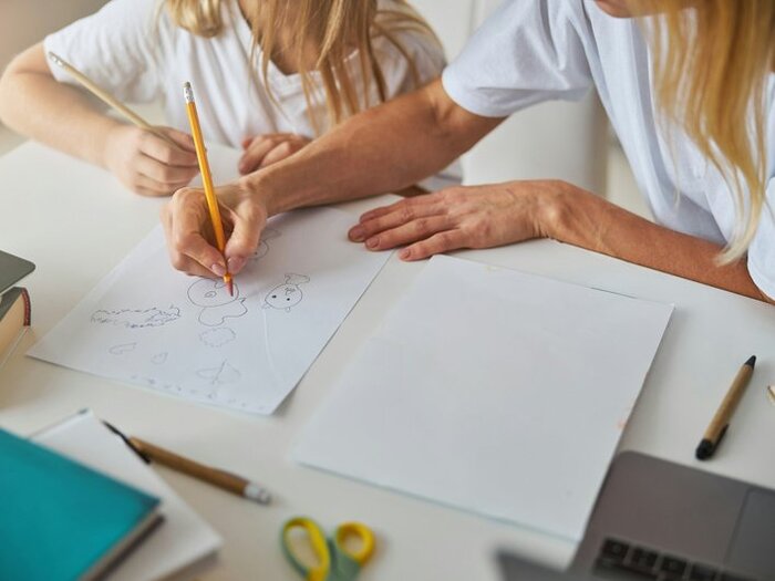 Психолог сможет сфотографировать рисунок на камеру телефона, отправить из