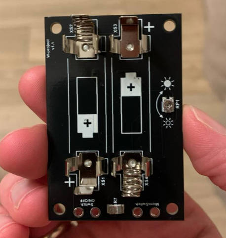 Первая своя плата! Справа от батареек регулировка порога срабатывания.