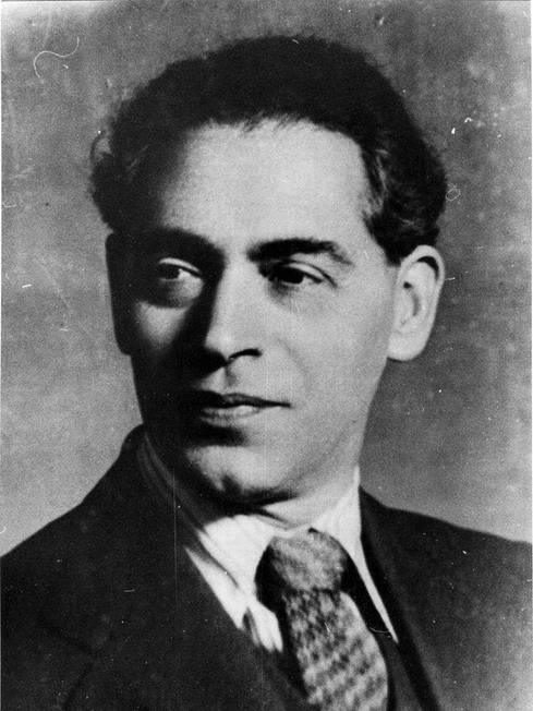 Архитектор Б.М. Иофан. Фото отсюда: <!--noindex--><a href="https://pikabu.ru/story/neobyichnyie_zhilyie_doma_na_shcherbakovskoy_ulitse_moskvyi_12486017?u=https%3A%2F%2Fru.wikipedia.org&t=https%3A%2F%2Fru.wikipedia.org&h=536cd862ecfcaeb32d2d24ec0061829a42208641" title="https://ru.wikipedia.org" target="_blank" rel="nofollow noopener">https://ru.wikipedia.org</a><!--/noindex-->