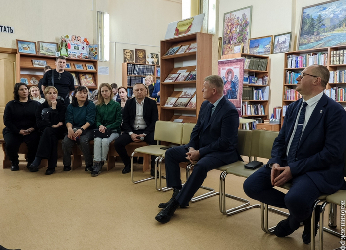 Встреча с общественностью, на которую были приглашены 12 человек.