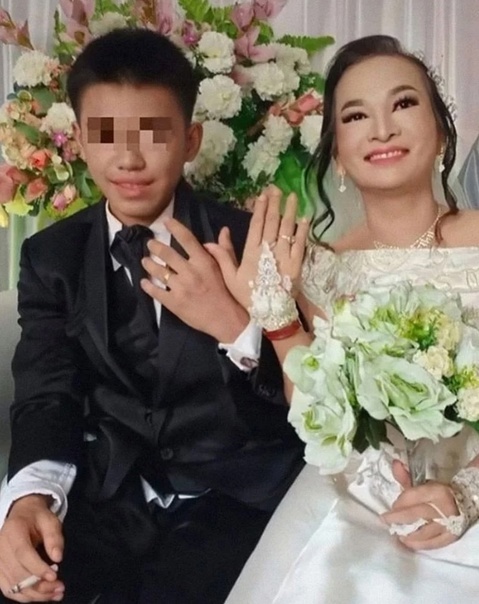 16 летний школьник женился на 41 летней подруге матери в Индонезии