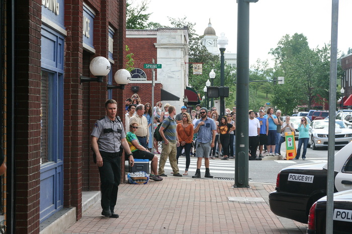 Народ собрался поглазеть на офицера Диксона, оказавшегося не таким уж кретином и ублюдком.