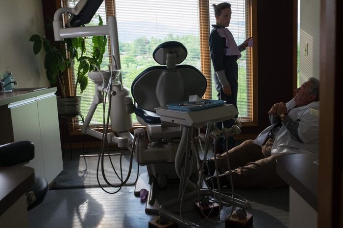 На съёмках сцены у дантиста.