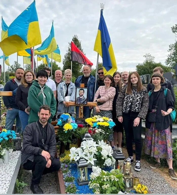 Покойного.в селе не любили.и на похоронах.порвали два баяна - Украина, Похороны, Радость, Фотография, Политика