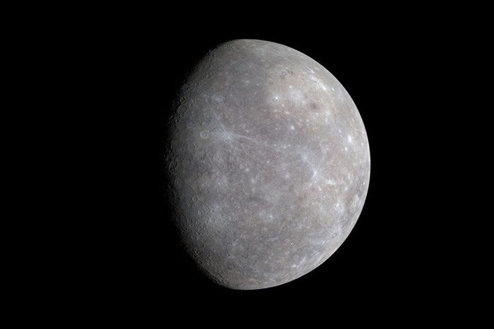 Меркурий в естественных цветах, запечатленный зондом MESSENGER / © NASA