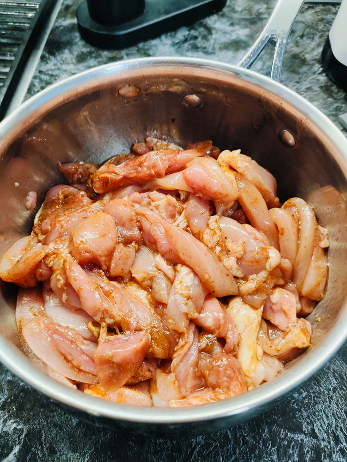 Нарезаю курицу, наливаю соевый соус и приправу для курицы. Мариную.