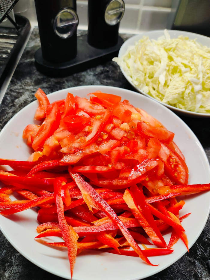 Нарезаю помидоры и перец.