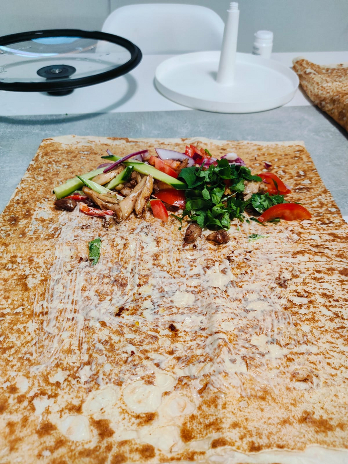 Выкладываю курицу и овощи