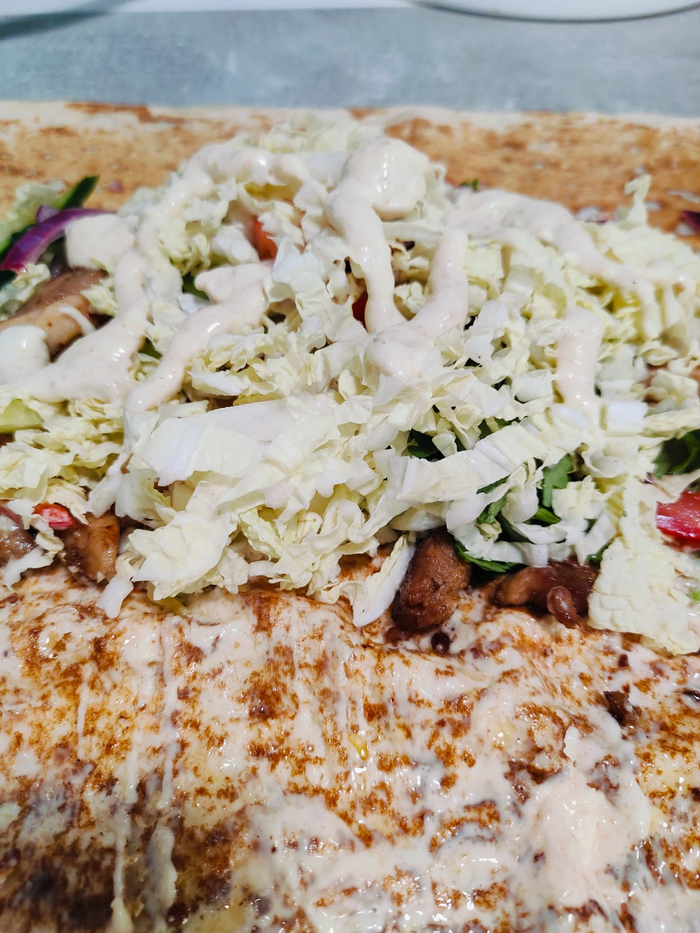 Выкладываю капусту и соус.