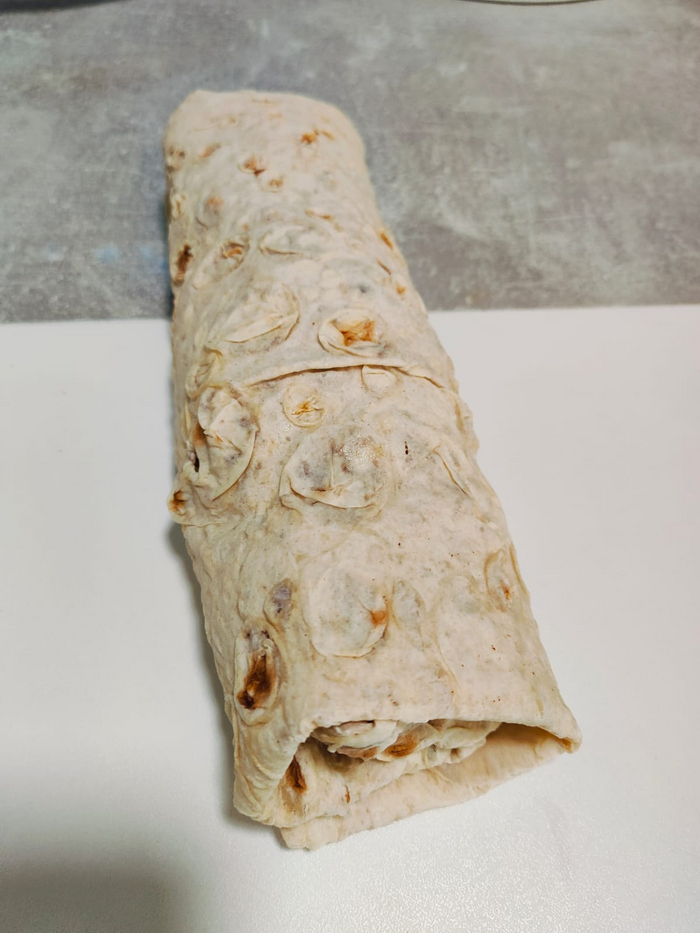 Сворачиваю шаурму.