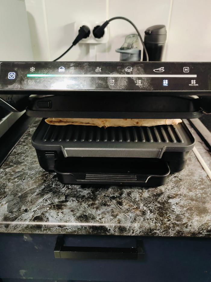 Ставлю шаурму поджариваться а гриле.