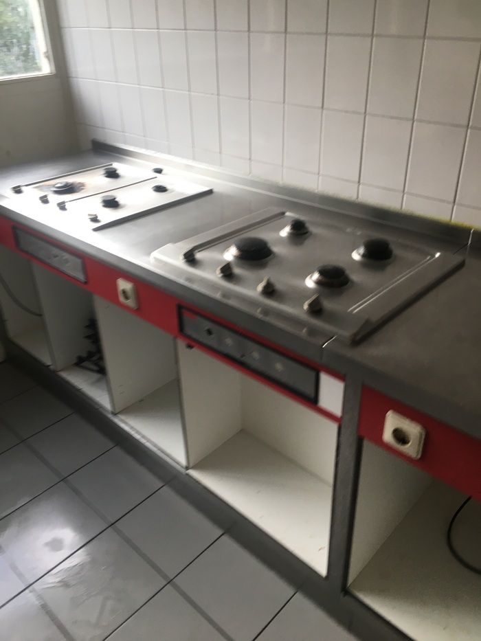 Это плиты в нашем временном доме. На время с них снимали решетки, для чистки.