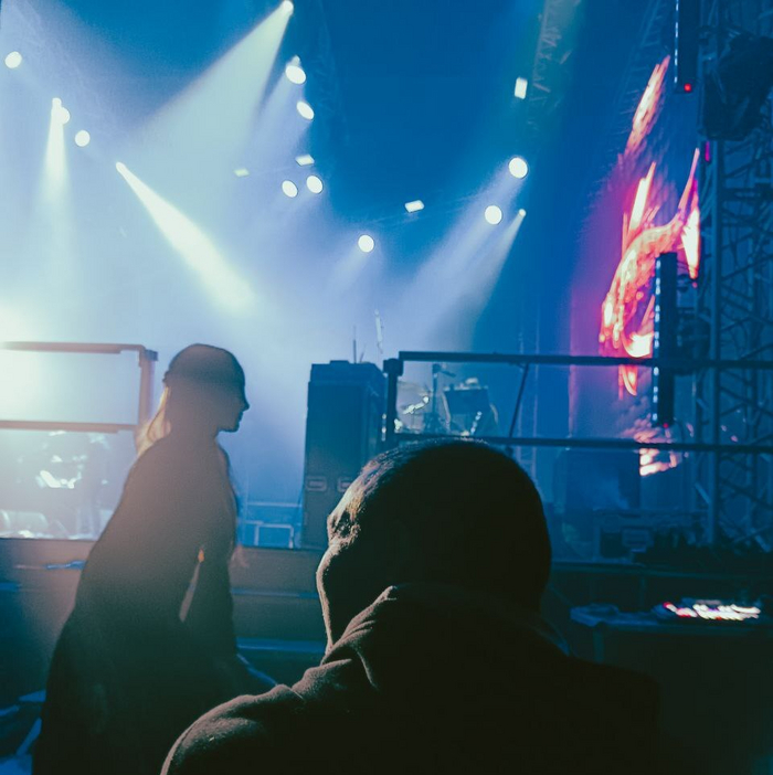 а это мы за сценой сидим