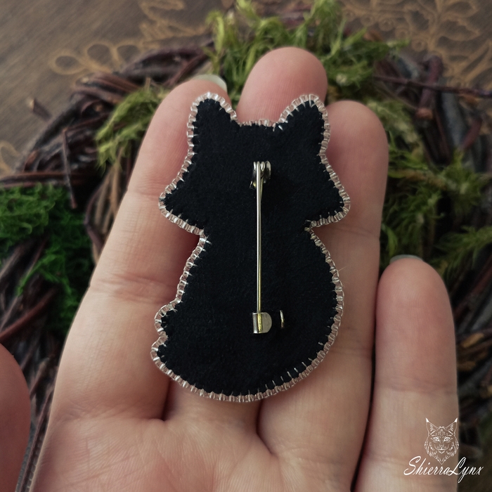 Изнанка. Застёжку креплю иголкой вниз, чтобы если вдруг расстегнется - брошь не упала сразу, а повисела