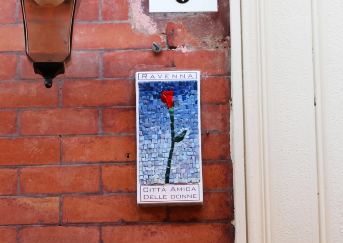 Самый частный материал для таких табличек - смальта (цветное непрозрачное стекло).