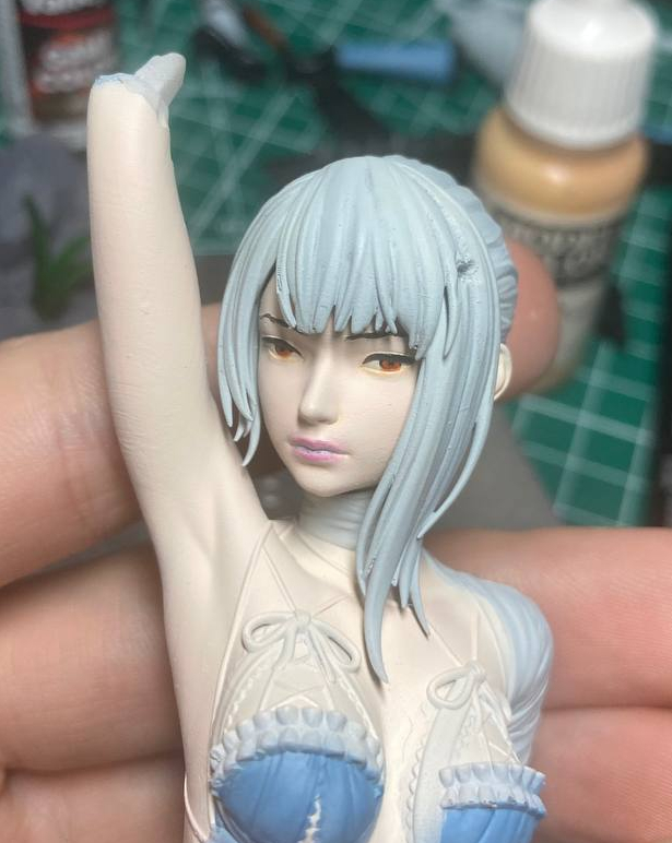 Далее дарим фигурке глаза, брови, губы и прочие необходимые части физиономии. Тут ещё промежуточный результат - как оказалось, итог этого этапа не сфотографирован.