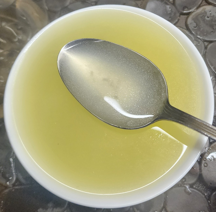 Отмеряем восемь ложек бульона.