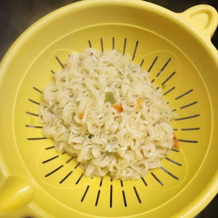 Опрокидываем на дуршлаг по прошествии 4 минут.