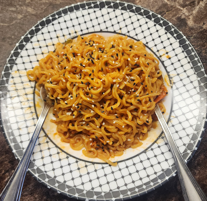 Выкладываем на тарелку, обязательно посыпав кунжутом (тут производитель сэкономил).