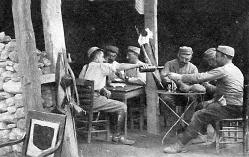 Французские артиллеристы пьют вино в перерыве между боями, 1916.