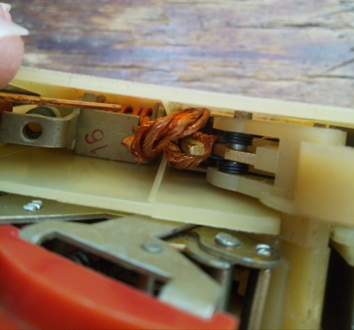 Тут проволочкой указана катушка из толстого медного провода. При прохождении тока короткого замыкания, она притянет якорь, тот освободит защелку, реле быстро отключится.