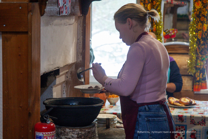 Хозяйка Ксения у печи