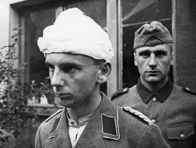 На "гансе" с перевязанной головой, кажется, форма штурмовых отрядов SA? Интересно, как "штурмовик" мог оказаться на ТВД?