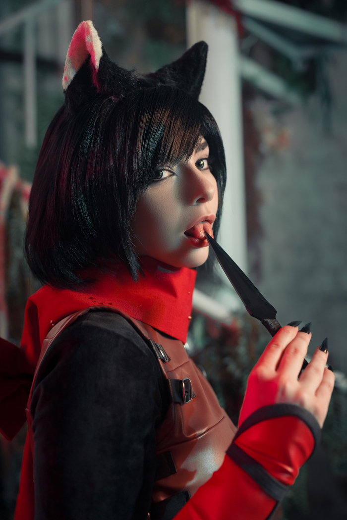 На фотках нож выглядит сурово? Потому что он настоящий. Это метательный нож с ВБ, вполне себе острый. Но если класть его под «неопасным» углом, то особо не поранишься. Делать крафтовый было бы дороже, а смысла — ноль. Поэтому я просто заказала настоящий.