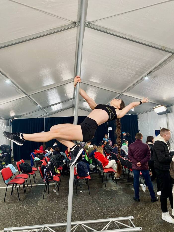 В шатре стоял один бамбук, чтобы была возможность его попробовать на шаткость, эластичность, материал, и как вообще на нём можно держаться.