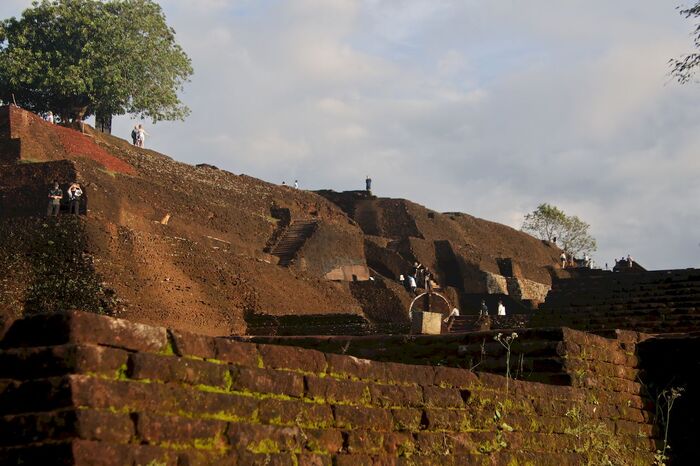 Это все остатки дворцового ансамбля, который был возведен на вершине горы (около 170 метров над уровнем местности)