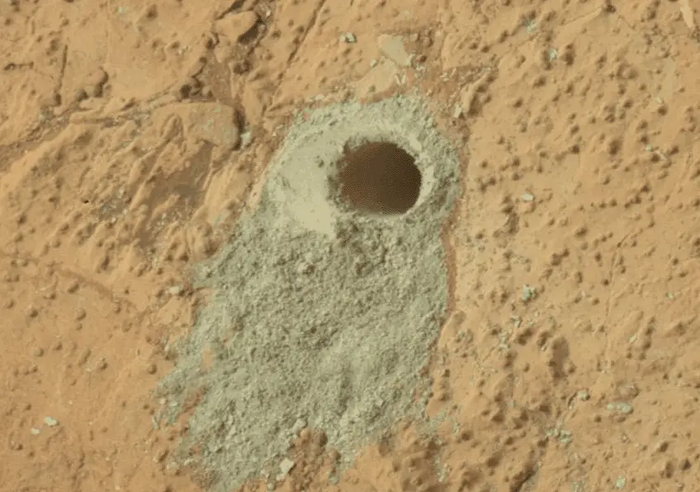 Марсоход «Кьюриосити» НАСА пробурил эту скалу «Камберленд» в 279-й марсианский день, или сол, работы марсохода на Марсе (19 мая 2013 года) и собрал порошкообразный образец материала из недр скалы.