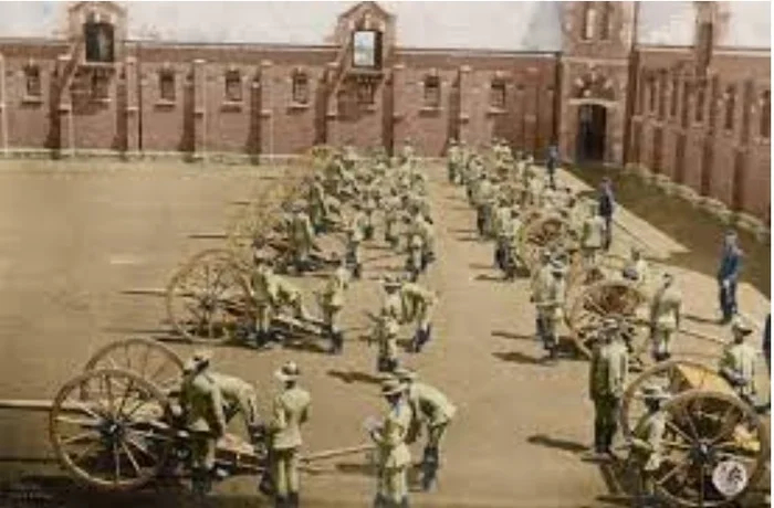 75-мм трансваальские орудия Крезо на плацу одной из крепостей незадолго до войны. Расчеты одеты с иголочки, на фронте это быстро изменится...