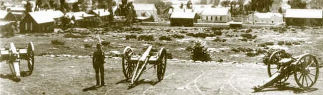 Часовой с винтовкой со штыком охраняет орудия Артиллерии Оранжевой республике в ее столице Блумфонтейне.