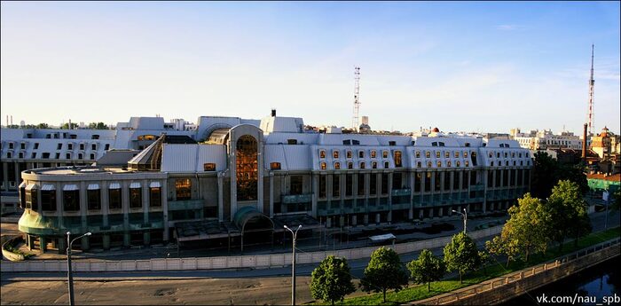 вид на отель со сотороны реки