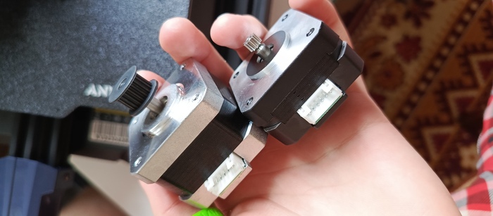 Слева - шаговый двигатель стола (рабочий), справа - двигатель экструдера