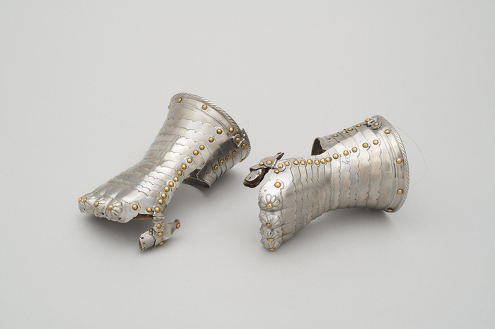 Пара рукавиц с тяжелыми шарнирами работы Кольмана Хельмшмида. Длина: 20,5 см Вес: 400 г Аугсбург, Германия, ок. 1530 г.