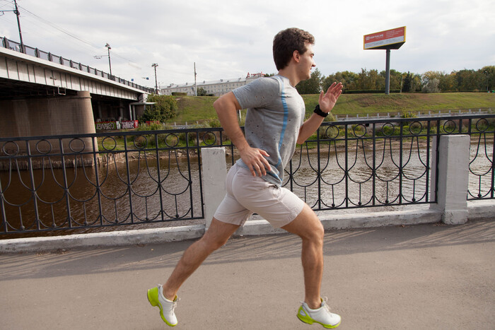 Человек продолжает бежать