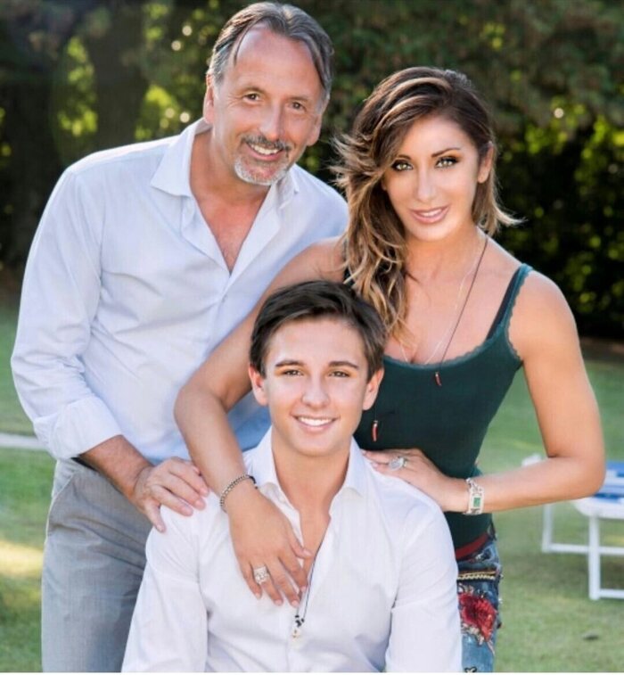 Сабрина с семьёй