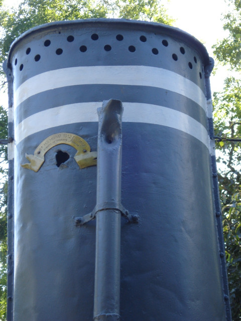 Дымовая труба, пробитая 47-мм снарядом, выпущенным с одного из турецких кораблей во время боя в ночь на 8 ноября 1912 г. Две белых полосы - маркировка "Дерзкого" для визуального отличия от своих систершипов