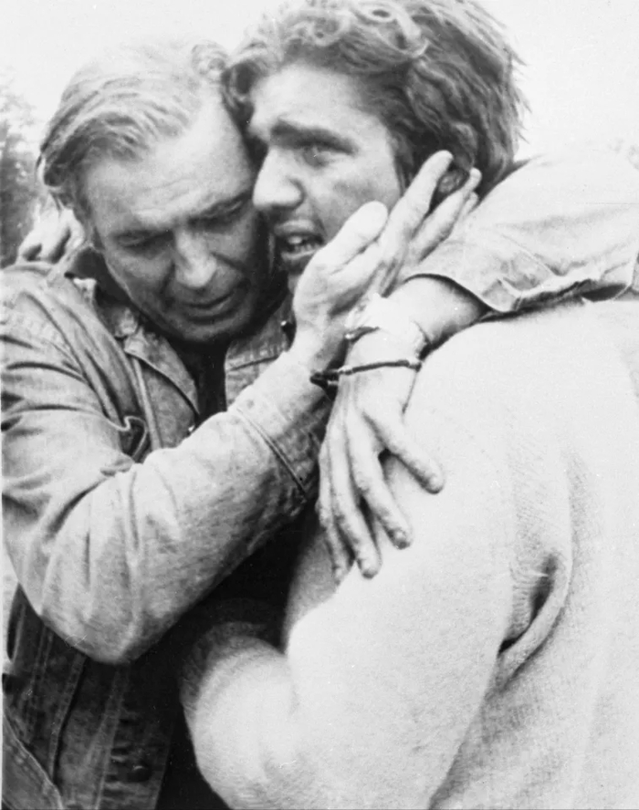 Художник и его сын Карлитос после чудесного спасения 1972 г.