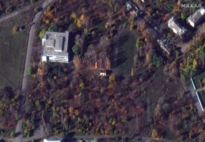 Спутниковый снимок школы в оккупированной Макеевке, где россияне оборудовали казарму.Максар Технолоджи