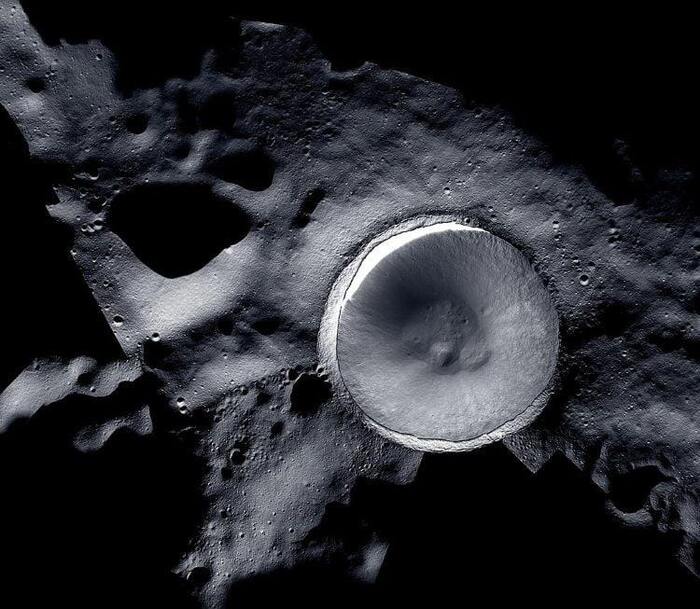 Изображение кратера Шеклтон на Луне. (Источник: NASA/KARI/ASU)