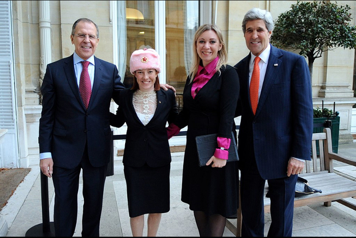 Сергей Лавров, Дженнифер Псаки, Мария Захарова и Джон Керри. Париж, 13 января 2014 года