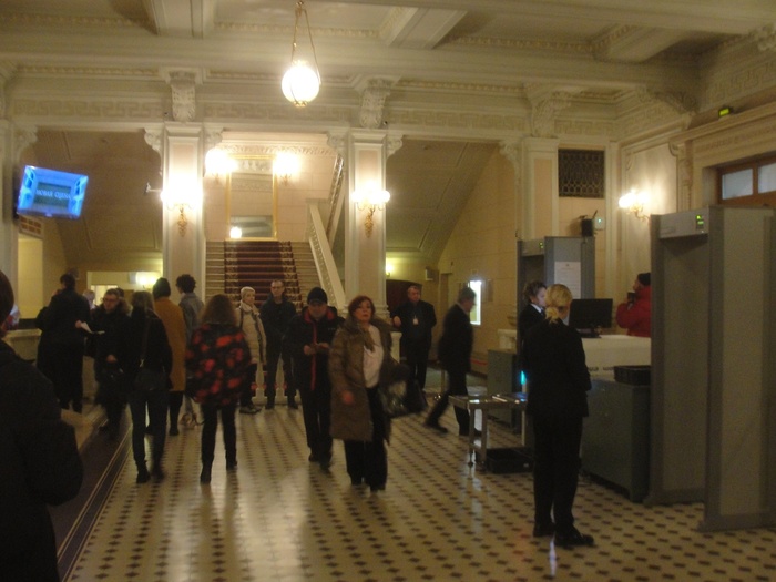 богатых людей, детей и остальных проводят через рамки металлодетекторов наверное "для здоровья" ага