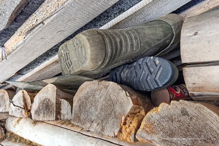 Даже сапоги кто-то оставил. Возможно, кому-то они сильно пригодятся