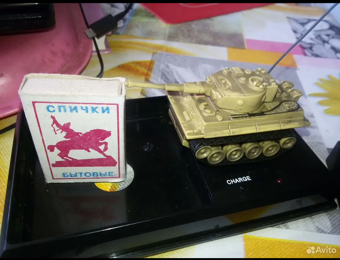 Два было вида - стилизованные под Т-34 и под "тигр". На 27МГц. Пульт управления кнопочный.