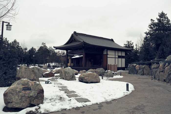 Пример оформления аллеи валунами