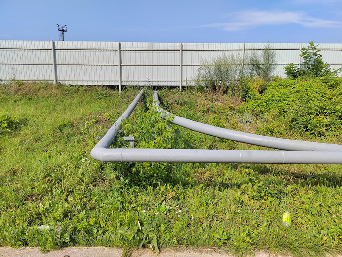 Труба, по которой летит капсула изогнута более плавно.